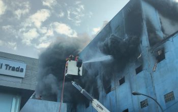 Kebakaran Landa Toko Ban Dua Sekawan di Bekasi