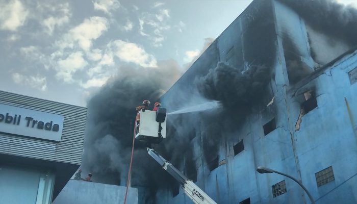 Kebakaran Landa Toko Ban Dua Sekawan di Bekasi