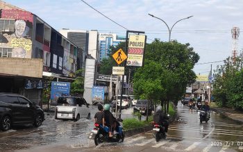 Genangan Air Tak Kunjung Surut Lalu Lintas Kendaraan di Jalan Raya Kranggan Terhambat