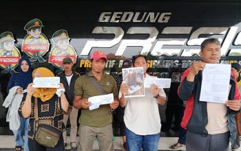 Puluhan Warga Korban Penipuan Jual Beli Kontrakan Geruduk Polres Bekasi Kota