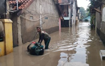 Warga Korban Banjir di Gang Mawar Minta Pemerintah Kembali Perbaiki Tanggul Kali Bekasi