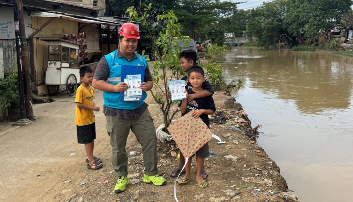 PLN UP3 Bekasi Edukasi Masyarakat Bermain Layang – Layang Secara Aman