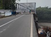 Jembatan Cipamingkis Ambruk, Akses Warga di Cibarusah Terputus