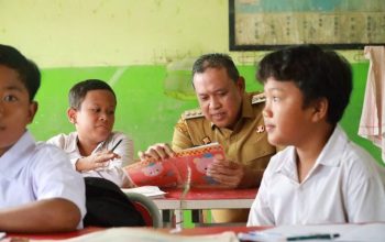 Wali Kota Bekasi Imbau Pegawai Dampingi Anak di Hari Pertama Sekolah: Tangan Orang Tua Bentuk Masa Depan Bangsa