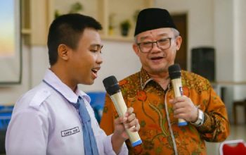 Mendikti Berikan Motivasi ke Siswa di Sekolah Rakyat Bekasi