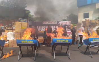 Bea Cukai Bekasi Musnahkan Jutaan Batang Rokok dan Miras Ilegal 