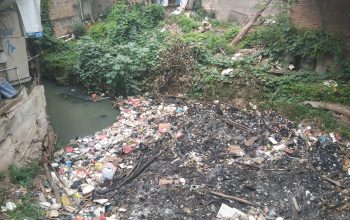 Sampah Menumpuk di Kali Baru Timbulkan Bau Tidak Sedap, Warga Terganggu