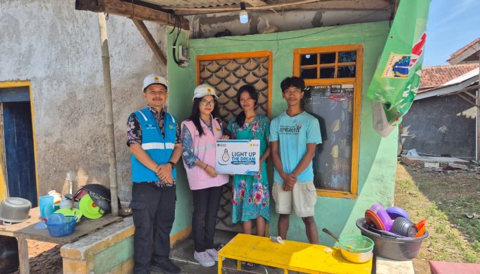 PLN UP3 Bekasi Wujudkan Mimpi Warga Kurang Mampu Mendapatkan Listrik Gratis Melalui Program Light Up The Dream