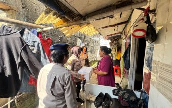 Polwan Polres Metro Bekasi Kota Berbagi Sembako dan Borong Dagangan Penjual Kue di HUT ke-77