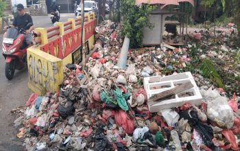 Sampah Menumpuk di Pintu Air Kali Tambun Bikin Banjir, Warga Resah