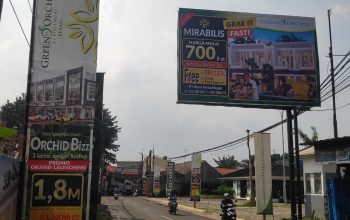 Diduga Langgar Aturan Layar Reklame Melintang ke Tengah Jalan Raya di  Jatisampurna