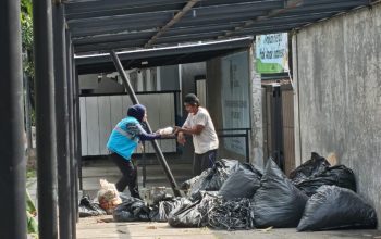 Program Jumat Berbagi Saling Menguatkan, PLN UP3 Bekasi Berbagi Dengan Masyarakat Sekitar