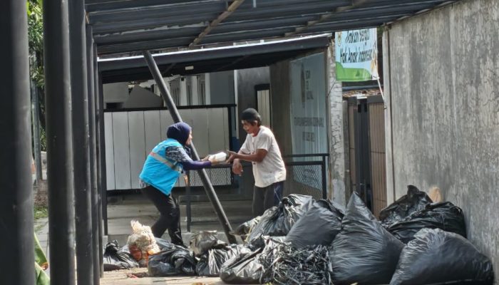 Program Jumat Berbagi Saling Menguatkan, PLN UP3 Bekasi Berbagi Dengan Masyarakat Sekitar