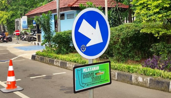 Warga Tak Perlu antre, e-KTP Bisa Diambil dari Mobil di Disdukcapil