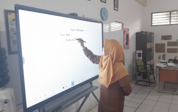 Guru SMPN 4 kota Bekasi Ungkap Dampak Positif Smart Board, Bikin Siswa Jadi Semangat Belajar