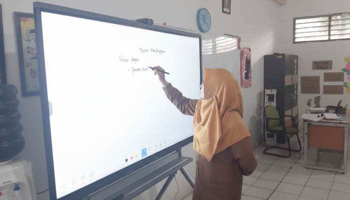 Guru SMPN 4 kota Bekasi Ungkap Dampak Positif Smart Board, Bikin Siswa Jadi Semangat Belajar