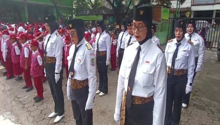 Peringati Hari Guru, Orang Tua Siswa di SDN Jatimakmur V Jadi Petugas Upacara