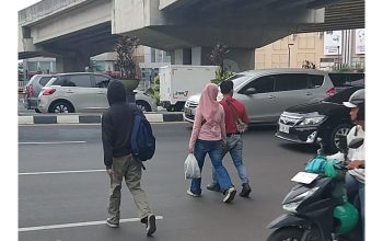 JPO di Jalan Ahmad Yani Rusak, Warga Terpaksa Menyebrang Jalan di Tengah Lalu Lintas Padat
