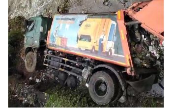 Gunung Sampah Bantargebang Ambruk, Tiga Truk Tertimbun dan Terperosok