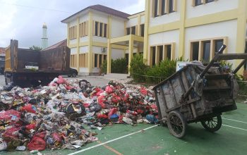 TPS Liar Ditutup, Sampah Menggunung di Kantor Kelurahan Kebalen