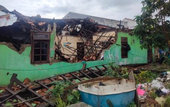 Hujan Disertai Angin Kencang, Rumah Warga Kranji Roboh