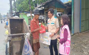 Konsisten Jumat Berbagi, PLN Cikarang Tebar Manfaat Nyata buat Warga