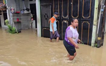Warga Bantaran Kali Bekasi Rela Bongkar Rumah Demi Akhiri Banjir