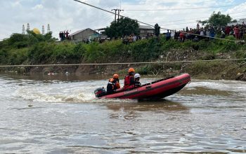 Diduga Terjatuh dari Perahu, Pria Tenggelam di Kali Bekasi