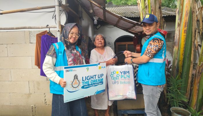 Berkah Bulan Suci Ramadhan PLN UP3 Bekasi Terangi Keluarga Kurang Mampu Lewat Program Light Up The Dream