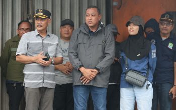 Wali Kota Bekasi Tinjau Jalan Caringin Mustikasari, Perintahkan Penanganan Menyeluruh dan Pembatasan Truk Berat