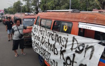 Ratusan Sopir Angkot Bekasi Demo Tolak Operasional TransBeken