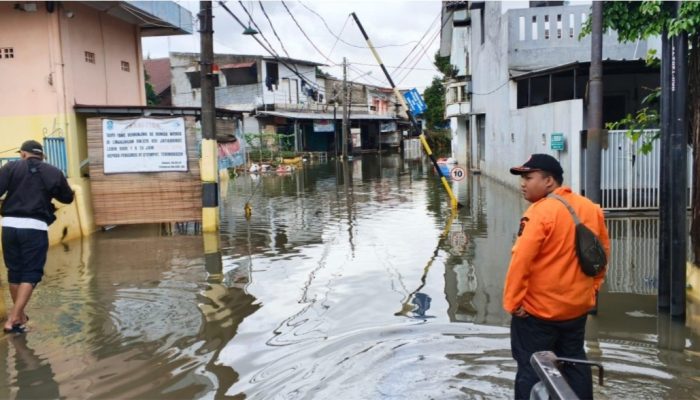 Hujan Sejak Pagi, Sejumlah Wilayah di Bekasi Tergenang Banjir hingga 2 Meter