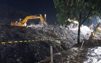 Tim SAR: 10 Orang Diduga Tertimbun Longsor Sampah Bantargebang