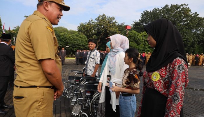 Pemkot Bekasi Salurkan Bantuan Disabilitas, Wali Kota Ingatkan Disiplin ASN