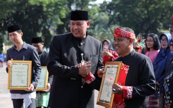 Tri Adhianto Beri Penghargaan Pelaku Seni Budaya di HUT ke-29 Kota Bekasi