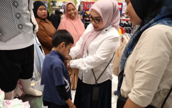 TP PKK Kota Bekasi Ajak Anak Yatim dan Disabilitas Belanja Baju Baru