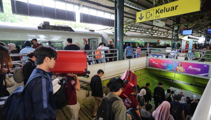 Puncak Arus Balik Lebaran, Puluhan Ribu Penumpang Padati Stasiun