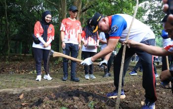Peringati HPSN 2026, Tri Adhianto dan ASN Kota Bekasi Kompak Bersih-Bersih Hutan Kota Patriot