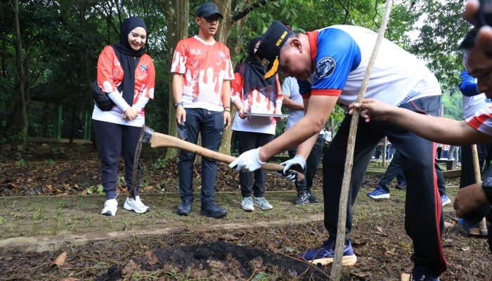 Peringati HPSN 2026, Tri Adhianto dan ASN Kota Bekasi Kompak Bersih-Bersih Hutan Kota Patriot