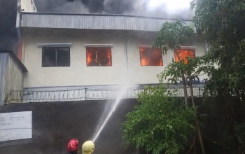 Kebakaran Pabrik Kaos Kaki di Medansatria, Damkar Kota Bekasi Kerahkan 11 Unit