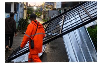 Kanopi Terbang Tersangkut Kabel Listrik di Jatiasih, BPBD Bekasi Lakukan Evakuasi
