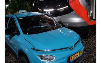 KRL Tabrak Taksi di Perlintasan Ampera, Satu Orang Dilarikan ke RSUD