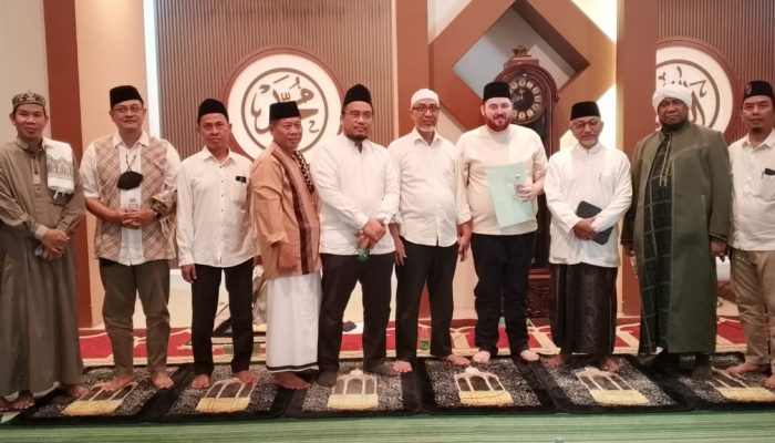 Warga Inggris Jadi Mualaf di Islamic Centre Bekasi, Suasana Haru Iringi Syahadat