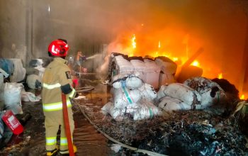 Pabrik Bahan Plafon Mobil di Bekasi Terbakar, Diduga Akibat Korsleting