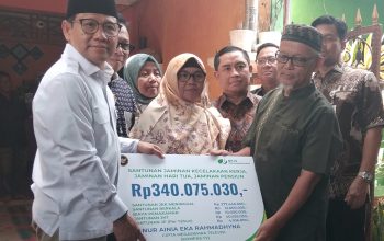 Menko PM Cak Imin Serahkan Santunan ke Keluarga Korban Kecelakaan KRL di Bekasi