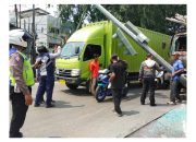 Diduga Rem Blong, Truk Fuso Tabrak Tiang Lampu Lalu Lintas di Kranji