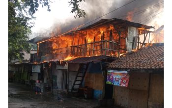 Kebakaran Hanguskan Rumah, Warteg, dan Bengkel di Medan Satria
