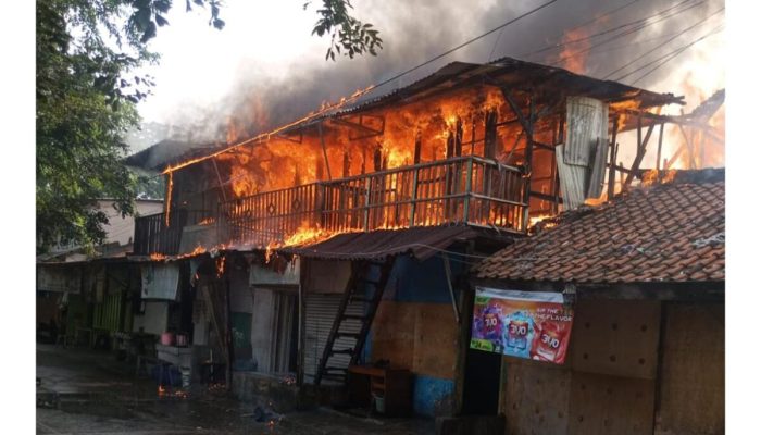 Kebakaran Hanguskan Rumah, Warteg, dan Bengkel di Medan Satria