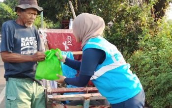 PLN UP3 Bekasi Berbagi Dengan Masyarakat Sekitar Melalui Program Jumat Berbagi Saling Menguatkan