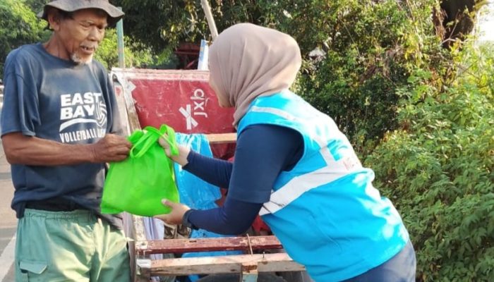PLN UP3 Bekasi Berbagi Dengan Masyarakat Sekitar Melalui Program Jumat Berbagi Saling Menguatkan